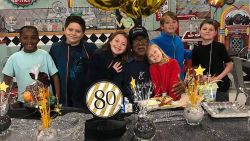 CNNE 633344 - el gran festejo de una escuela para un guardia 80 anos