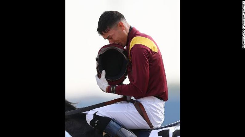 El jinete José Ortiz sobre Coal Front reacciona después de ganar la carrera Godolphin Mile durante la Copa Mundial Dubai, en el hipódromo de Meydan, el 30 de marzo de 2019.