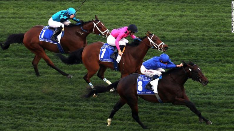 William Buick montando a Blue Point, gana la carrera Al Quoz durante la Copa Mundial Dubai, en el hipódromo de Meydan, el 30 de marzo de 2019.