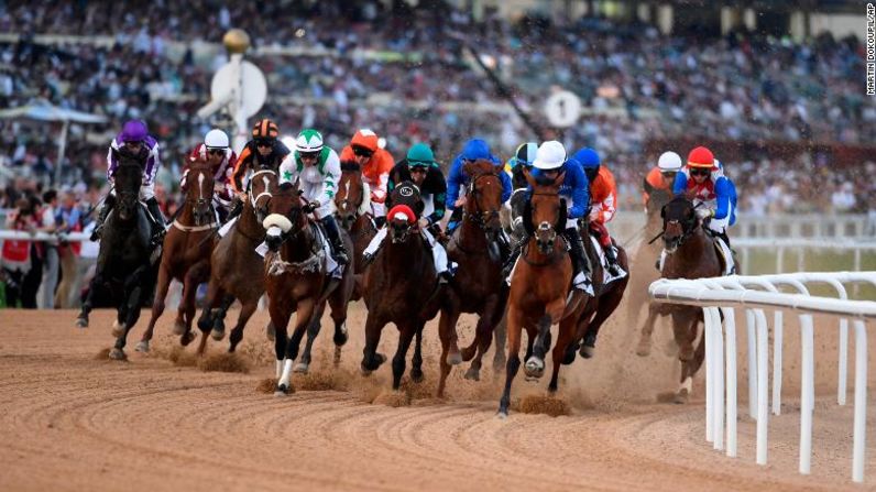 Los caballos avanzan en la primera vuelta como parte del Grupo 2 UAE Derby por encima de los 1.900 metros y con una bolsa de US$ 2.5 millones.