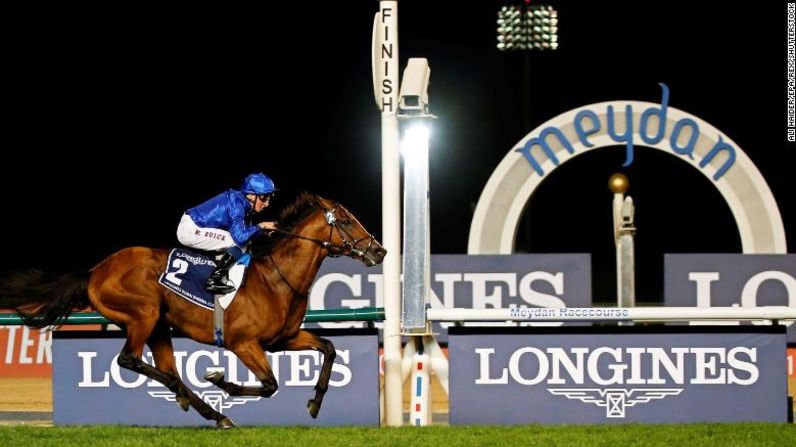 El jinete inglés William Buick monta a Old Persian en su camino a ganar la carrera del Clásico Dubai Sheema de Longines, durante la Copa Mundial de Dubai 2019, en el hipódromo de Meydan.