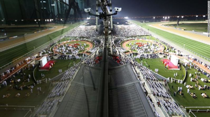 El Hipódromo de Meydan se refleja sobre una ventana durante la Copa Mundial de Dubai, uno de los eventos con mayor dotación en el calendario de carreras de caballos.