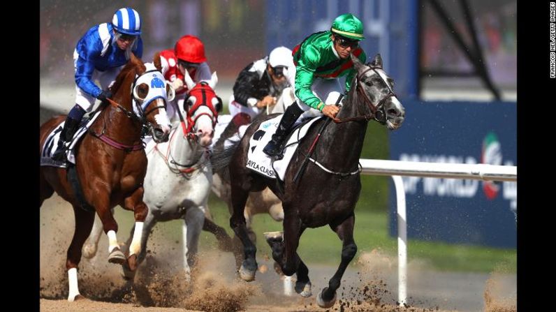 Julien Auge monta a Al Shamoos durante la Copa Mundial Dubai en el hipódromo de Meydan, el 30 de marzo de 2019.