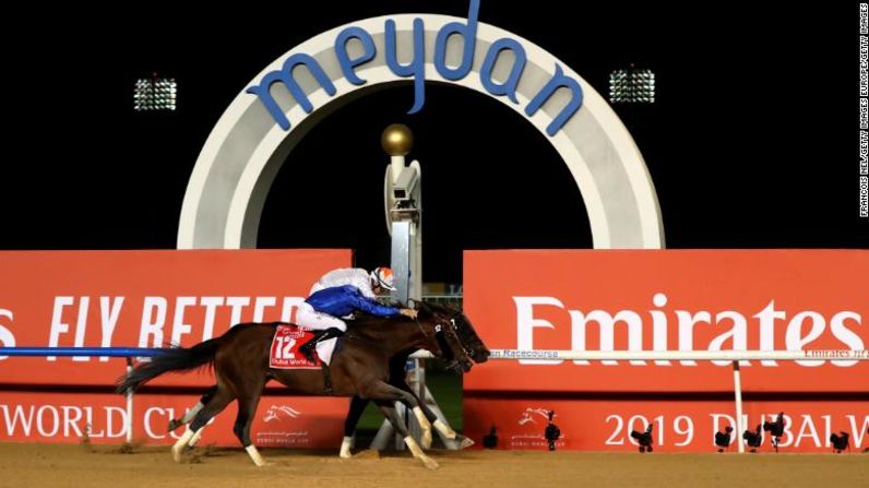 Christophe Soumillon montando a Thunder Snow gana la Copa Mundial de Dubai.