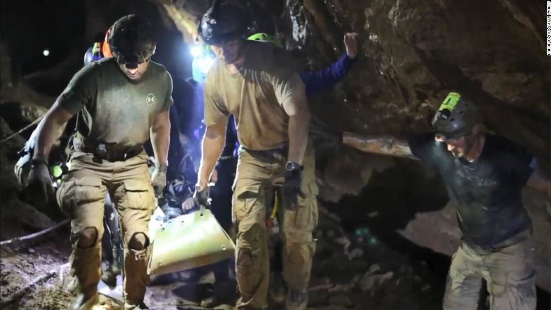 Imagen del video publicado por la Royal Thai Navy el 11 de julio de 2018, en el que se aprecia al personal de rescate que lleva a un miembro del equipo de fútbol juvenil tailandés "Wild Boars" en una camilla durante la operación de rescate dentro de la cueva de Tham Luang en Khun Nam Nang.