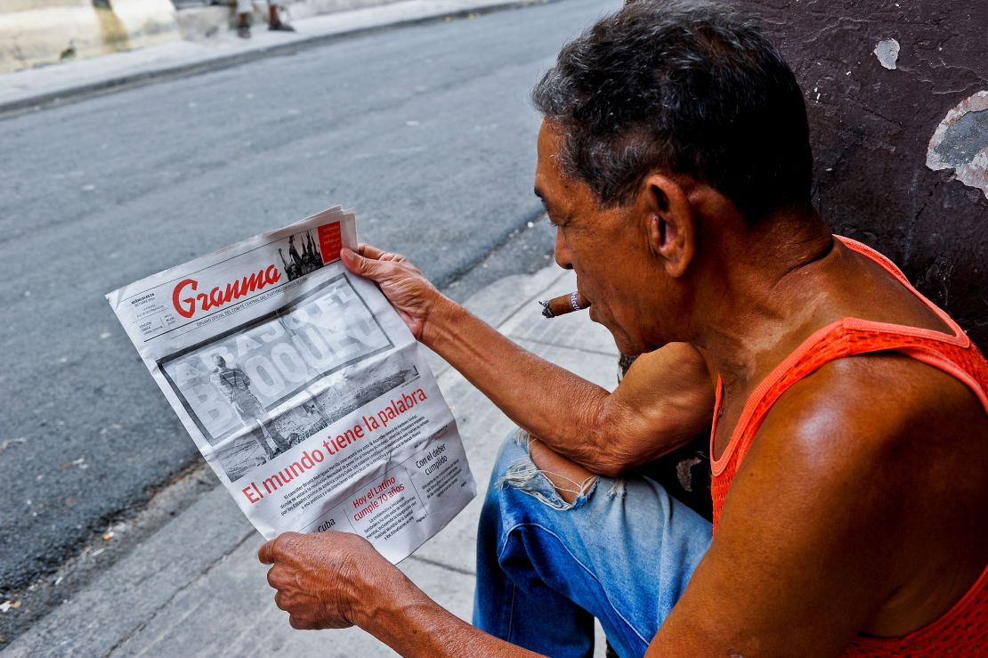 Un cubano mira la portada de Granma que muestra el voto de la ONU contra el bloqueo de EE. UU., el 26 de octubre de 2016.