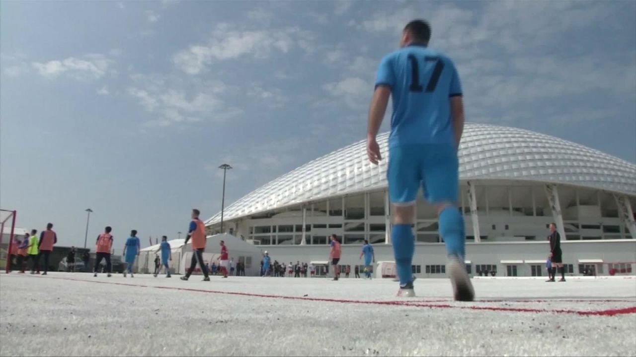 CNNE 634310 - basura del mundial de futbol crea un nuevo campo