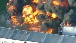 CNNE 634312 - voraz incendio en planta de desechos en melbourne