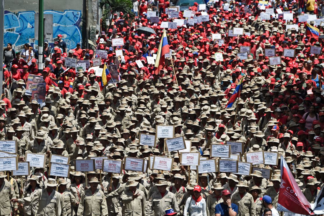 Miembros de milicias oficialistas participan en una concentración convocada por Nicolás Maduro, presidente de Venezuela, en Caracas este sábado.