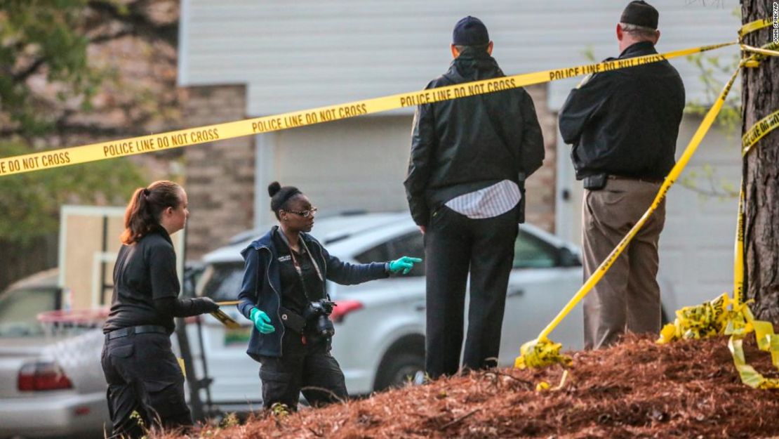 La policía trabaja en la escena del crimen en Eagle Way, en Stockbridge, este viernes. El hombre acusado de disparar a dos policías y matar a su novia, su hijo adolescente y luego suicidarse disparó cientos de veces a los policías que acudieron al lugar.