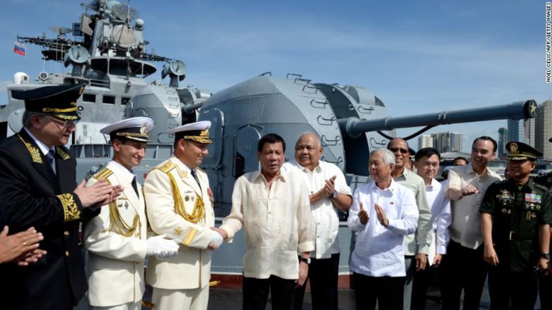 El presidente de Filipinas, Rodrigo Duterte (centro), saluda a oficiales a bordo del buque de guerra ruso Almirante Tributs.