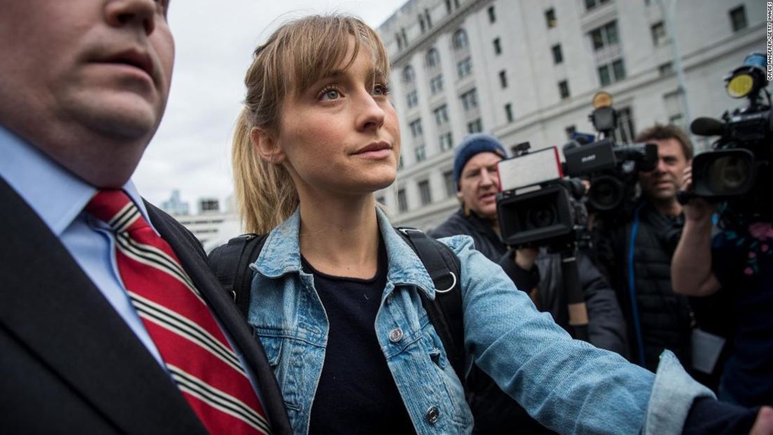 Allison Mack, actriz que se declaró culpable en el caso.