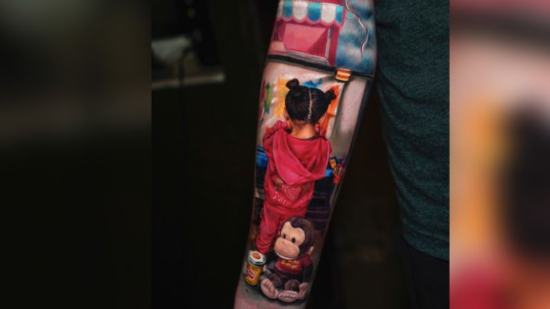 Uno de los tatuajes más díficiles para Yomico fue este de una niña fallecida de 3 años. Sus padres querían grabar en su piel el recuerdo alegre de su hija, pero durante la sesión no pudieron evitar venirse abajo.