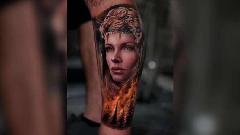 Yomico Moreno combina tatuajes hiperrealistas con otros dentro del surrealismo. En este caso combina un retrato de mujer con un animal en un mismo diseño.