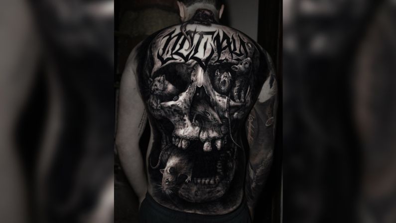 Uno de los tatuajes más extensos que ha realizado Yomico Moreno es esta calavera que aloja a varias ratas en la espalda de este individuo.