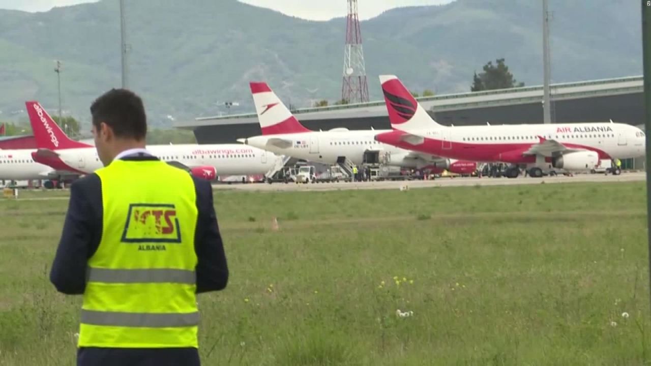 CNNE 636025 - un insolito robo en un aeropuerto de albania