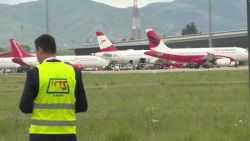 CNNE 636025 - un insolito robo en un aeropuerto de albania