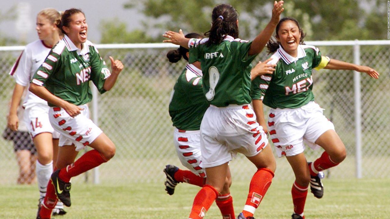 CNNE 636083 - armando magana e sun precursor del futbol femenino mexicano