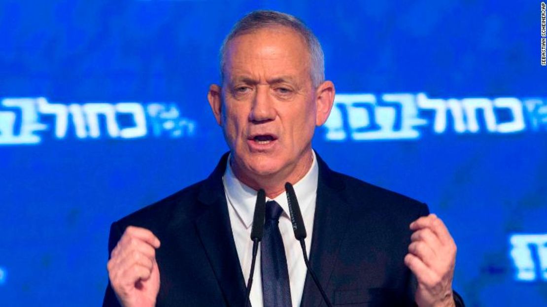 Benny Gantz, líder del partido Azul y Blanco, dirige un mensaje a sus seguidores tras las elecciones.