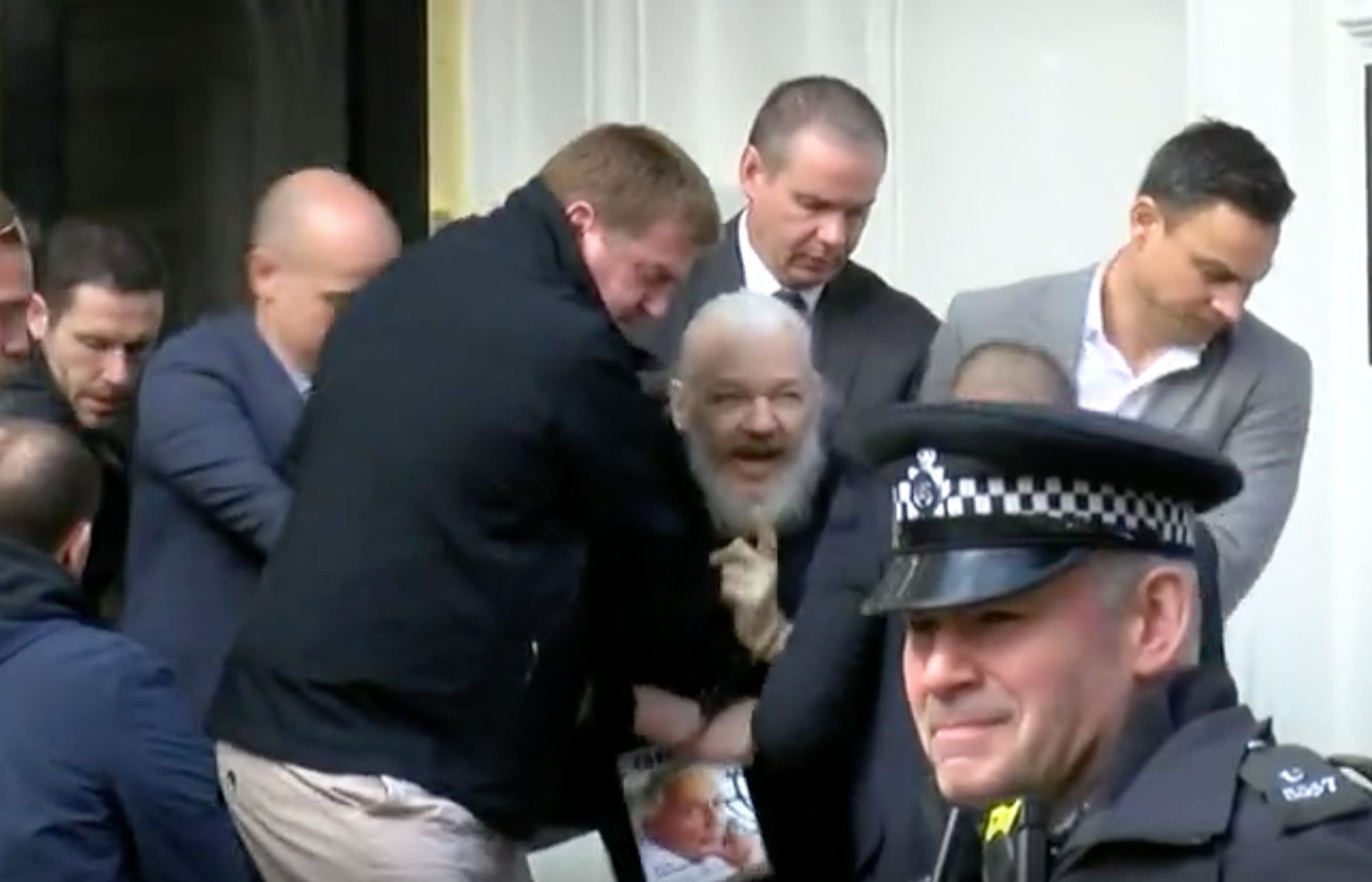 CNNE 636334 - 190411061438-03-assange-arrest-0411