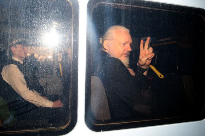 Poco se había visto a Julian Assange, fundador de Wikileaks, desde hace meses. Así fue captado por las cámaras este jueves, después de haber sido detenido por la Policía Metropolitana de Londres en la embajada de Ecuador en Londres, donde permanecía desde 2012.