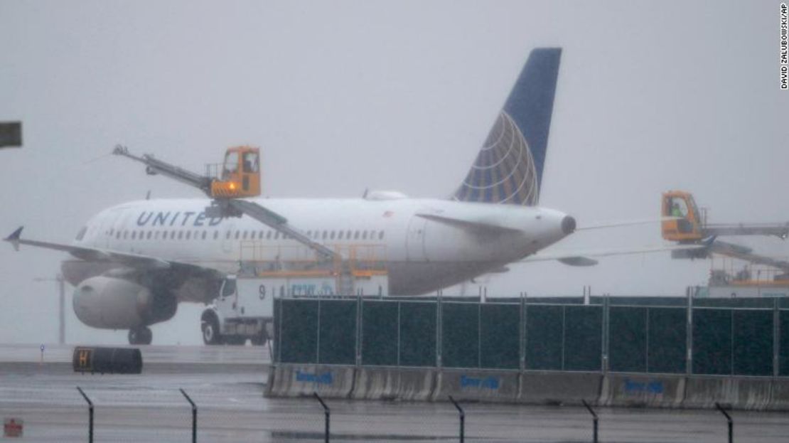 Un avión de United Airlines es embarcado antes de despegar del Aeropuerto Internacional de Denver el miércoles 10 de abril de 2019. (Foto AP / David Zalubowski).