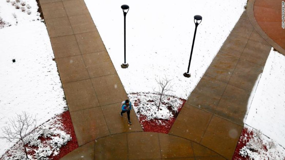 Un estudiante camina hacia la unión de estudiantes de Casper College el miércoles en Casper, Wyoming.