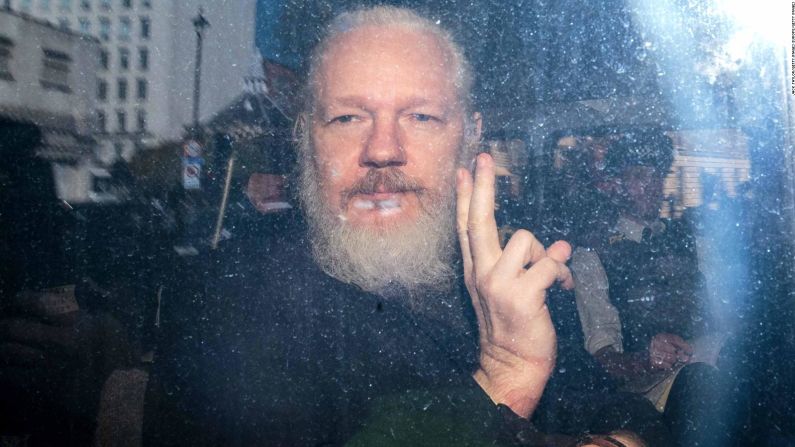 Assange fue detenido por no entregarse tras una orden de arresto de 2012. La Policía Metropolitana luego añadió que el arresto también fue en nombre de las autoridades de Estados Unido, que emitieron una orden de extradición.