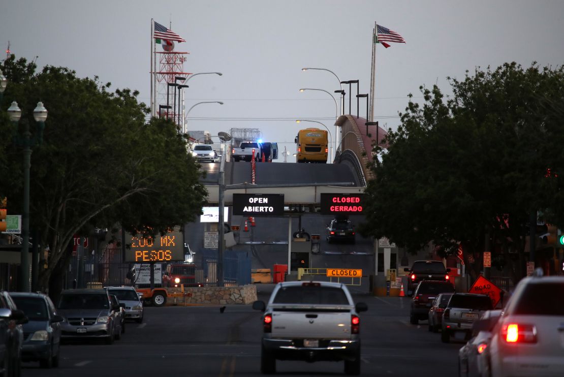 Los autos se aproximan al puerto de entrada de Stanton Street en El Paso, Texas.