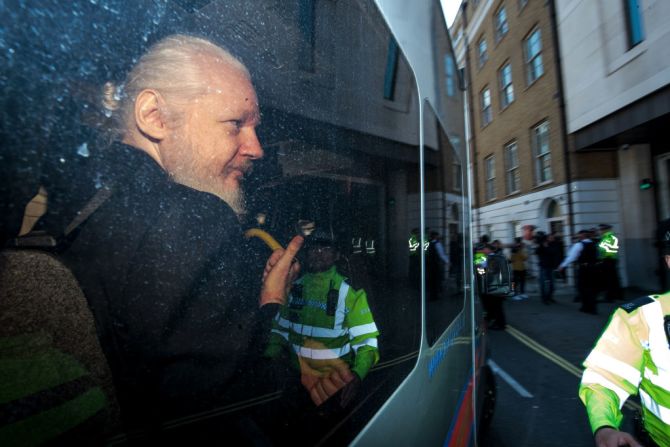 En un video compartido en Twitter, el presidente de Ecuador, Lenín Moreno, justificó la decisión de retirarle el asilo a Assange “por violar reiteradamente convenciones internacionales y protocolo de convivencia”.