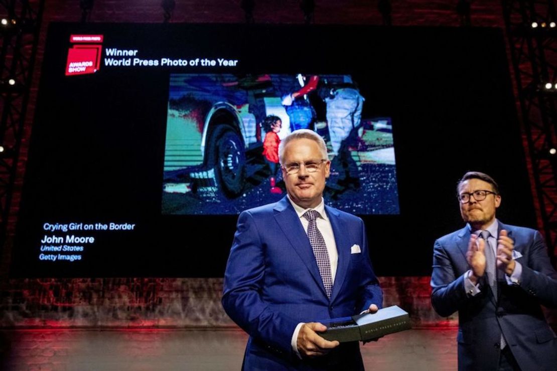 El fotógrafo John Moore recibió el premio a mejor fotografía del año de World Press Photo.