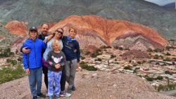 CNNE 636936 - familia argentina viaja por america en un autobus restaurado