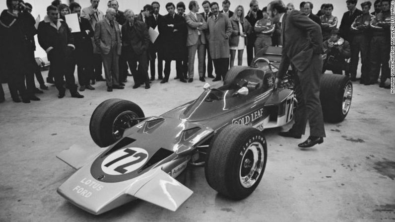 El perfil básico de los autos de F1 se modificó para siempre en 1970 cuando Colin Chapman produjo el Lotus 72. Sorprendentemente, el Lotus 72 continuó siendo conducido en competición por el equipo de trabajo y los corsarios hasta 1975, cinco años después de su concepción.