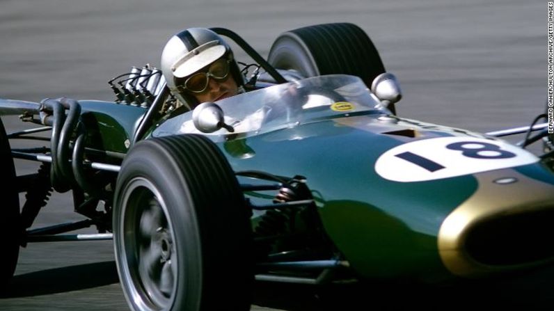 Brabham BT20 (1966). Jack Brabham: inicialmente con un BT19 (casi idéntico al BT20), Brabham ganó cuatro grandes premios para obtener su tercer título y convertirse en el primer, y con toda probabilidad, el único hombre en ganar un campeonato en un coche que lleva su propio nombre.