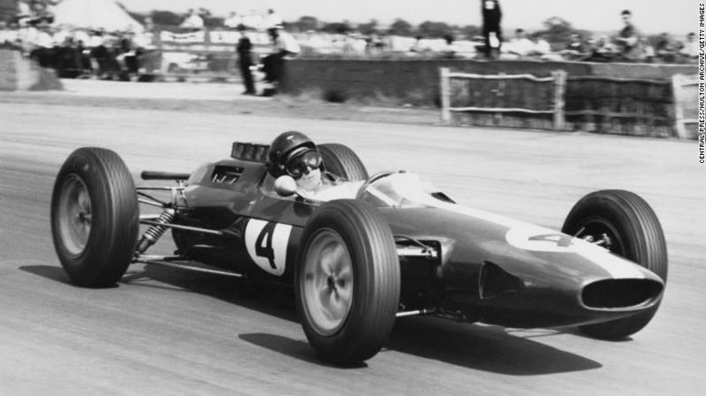 Lotus 25 (1963). Jim Clark: introducido a mediados de 1962, el Lotus 25 revolucionó la construcción de automóviles de carreras con el chasis "monocasco".