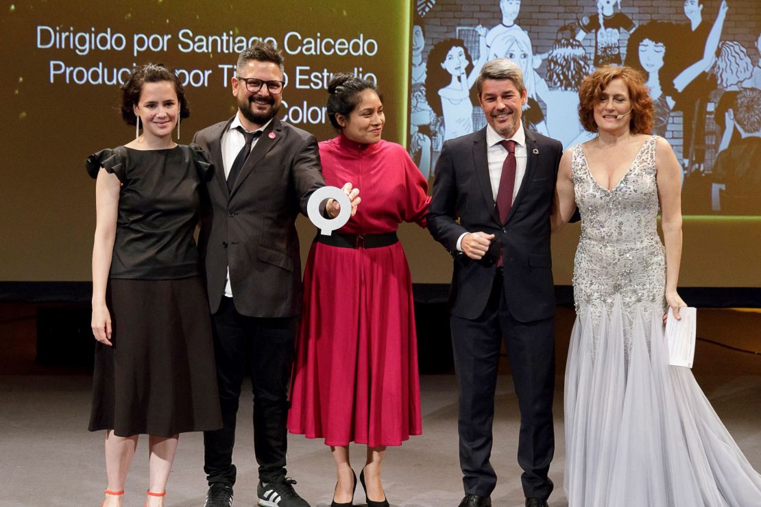 Santiago Caicedo, y parte del equipo de producción del largometraje de animación Virus Tropical, junto al consejero de Turismo del Cabildo de Tenerife.