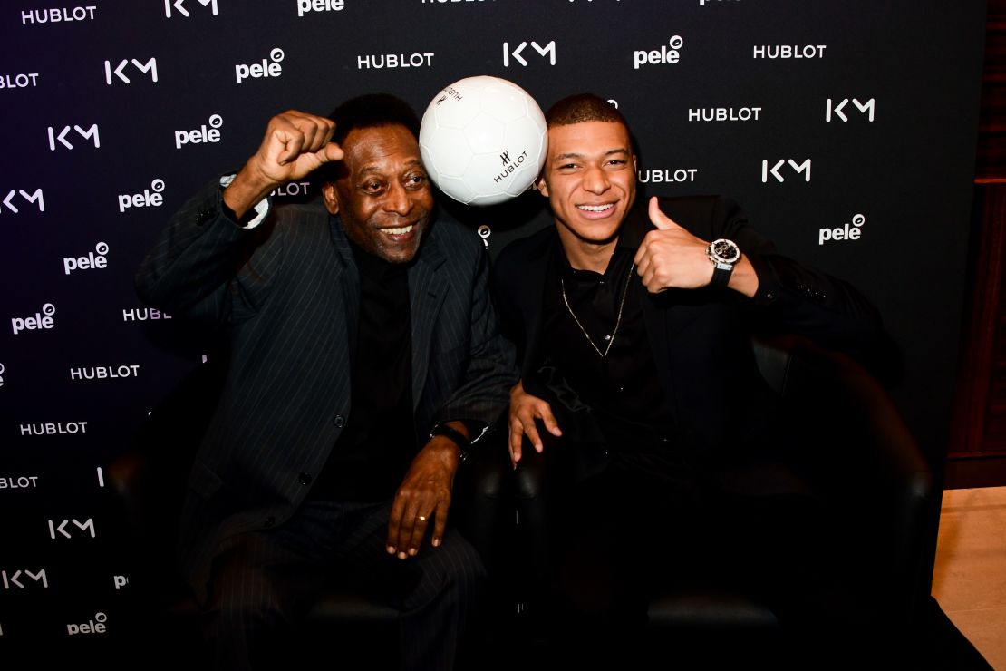 Pelé y Kylian Mbappé, durante el evento en el que participaron en París.