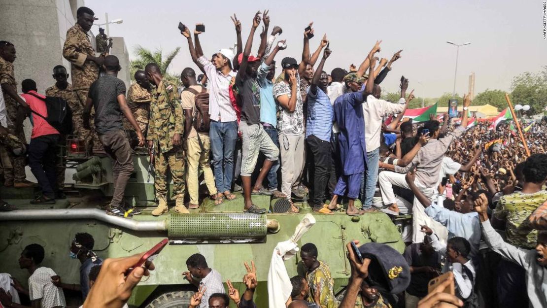 El 11 de abril de 2019, los manifestantes sudaneses en contra del régimen se suben a un vehículo militar blindado del ejército, mientras aclaman y muestran el signo de la victoria.