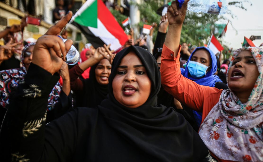 Las mujeres sudanesas corean consignas durante una manifestación exigiendo la transición a la democracia. Los manifestantes sudaneses prometieron expulsar a los nuevos gobernantes militares del país. En tanto, el ejército ofreció conversaciones sobre la formación de un gobierno civil después de derrocar al presidente Omar al-Bashir.