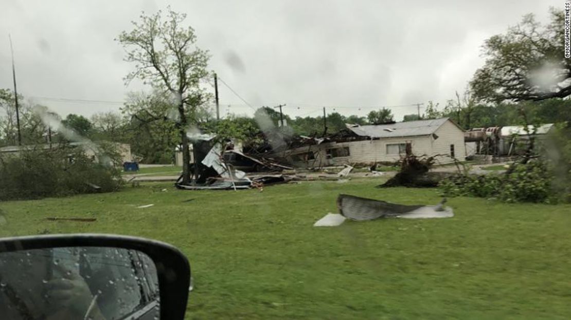 El clima, incluido un posible tornado, azotó la ciudad de Alto, en Texas, este sábado.