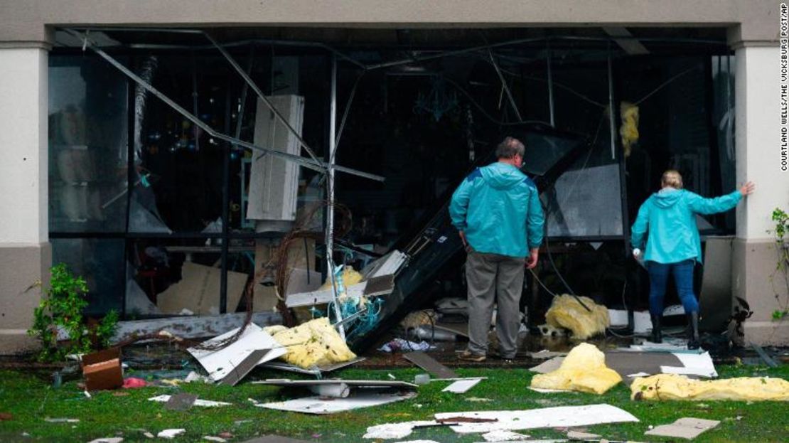 Robert y Marion Murphy inspeccionan su tienda dañada este sábado después de un aparente tornado que azotó el oeste de Mississippi.