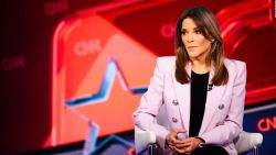 CNNE 637498 - ¿se deberia enjuiciar al presidente trump? marianne williamson, aspirante presidencial democrata, responde