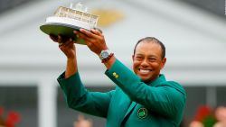 CNNE 637609 - woods gana su quinta chaqueta verde en augusta