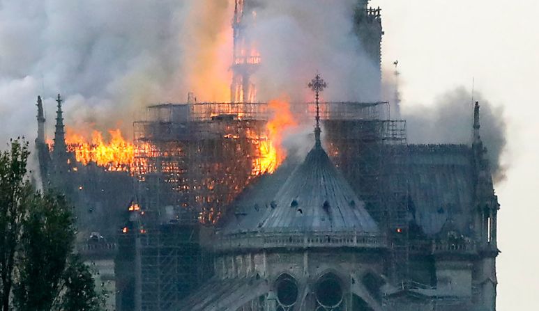 La alcaldesa de París, Anne Hidalgo, calificó el incendio como "terrible" e informó que los bomberos están controlando las llamas. Hidalgo pidió "respetar el parámetro de seguridad".