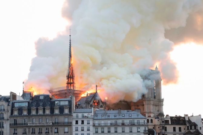 Con sus torres, su aguja, sus contrafuertes y sus vitrales, Notre Dame es considerada tanto una proeza de la arquitectura tanto como un símbolo religioso.