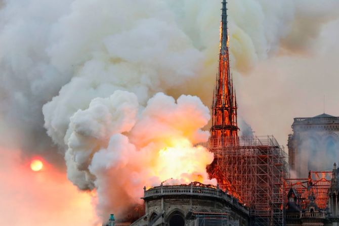 La Policía de París informó que se presentó un incendio en la icónica catedral de Notre Dame en el centro de París. "Eviten el área y faciliten el paso de vehículos de emergencia e intervención de la Policía".