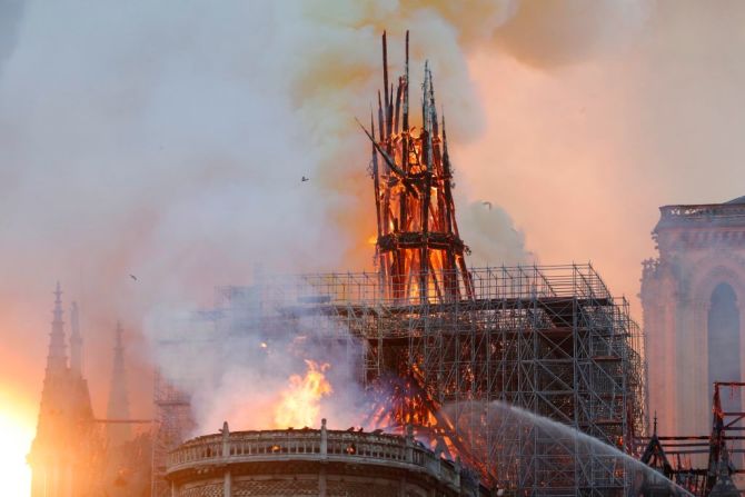 El fuego está consumiendo el techo de la nave central de la iglesia. Una de las agujas de la catedral colapsó, consumida por las llamas.