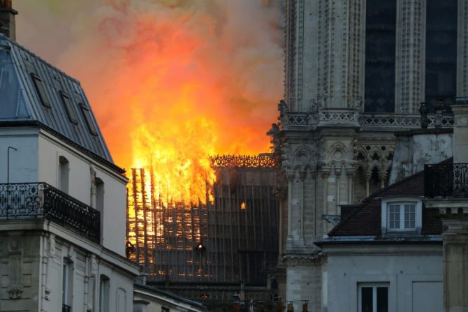 El ministro del Interior de Francia dijo qeu se están tomando medidas extraordinarias para salvar a Notre Dame.