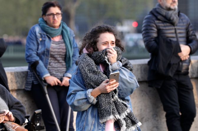 Una mujer reacciona mientras observa cómo las llamas envuelven el techo de la Catedral de Notre-Dame en París el 15 de abril de 2019. Crédito: GEOFFROY VAN DER HASSELT / AFP / Getty Images