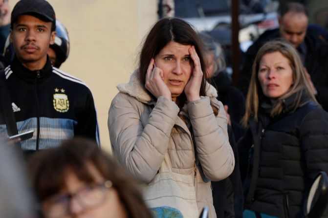 Una mujer reacciona mientras observa cómo las llamas envuelven el techo de la Catedral de Notre-Dame en París el 15 de abril de 2019. Crédito: GEOFFROY VAN DER HASSELT / AFP / Getty Images